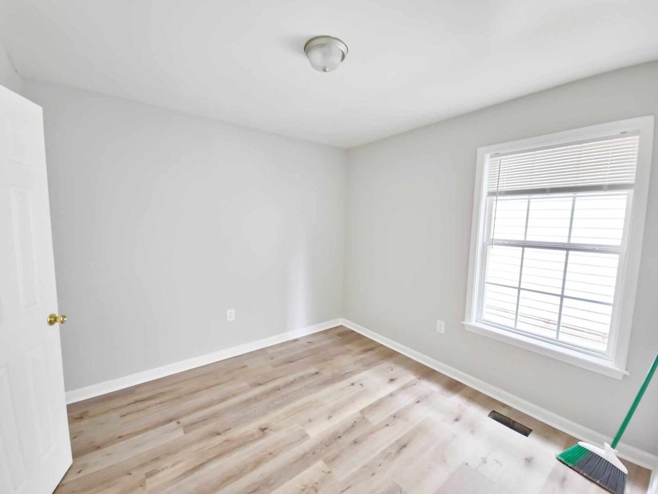 1839 W Ormsby Ave - Photo 2 of 11