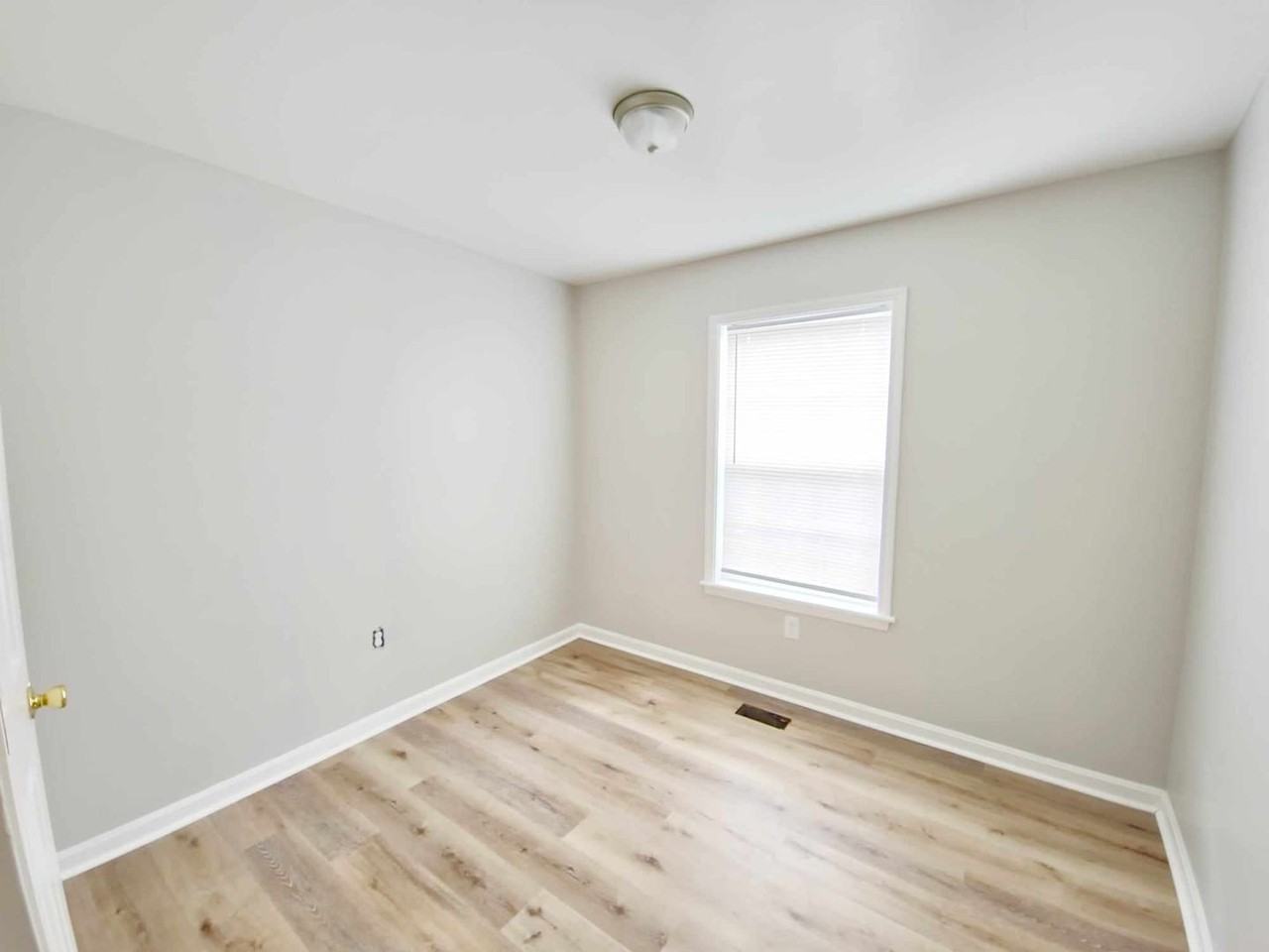 1839 W Ormsby Ave - Photo 3 of 11