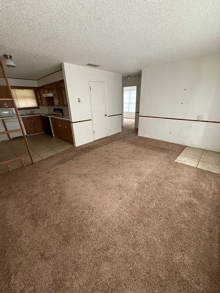 1020 Thrams St - Photo 3 of 11