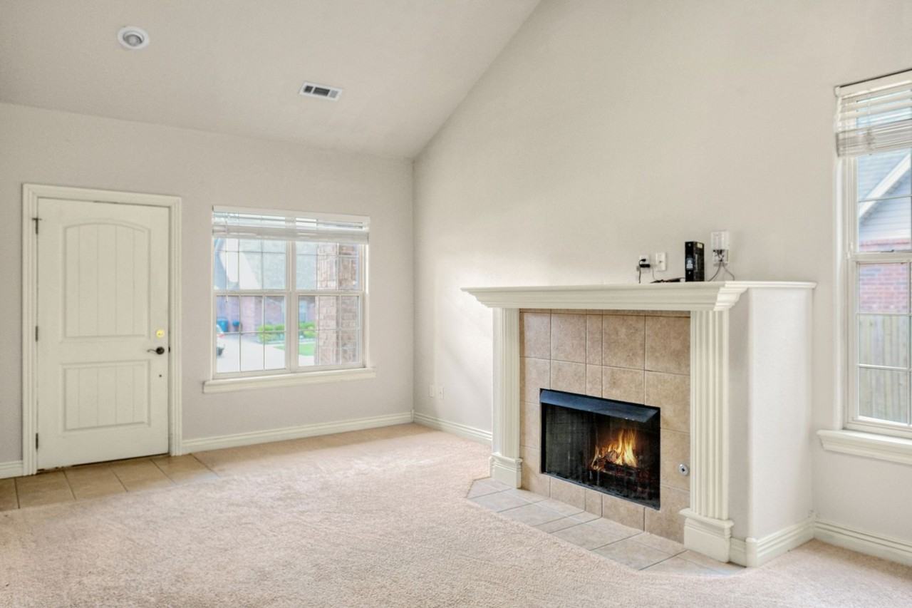602 Sw Caprington St #2 - Photo 3 of 17