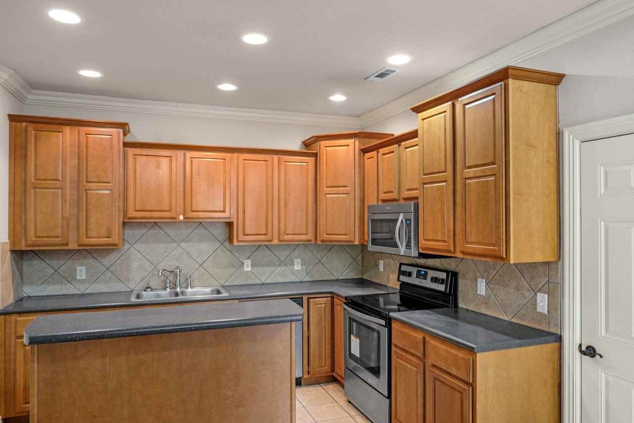 602 Sw Caprington St #2 - Photo 4 of 17