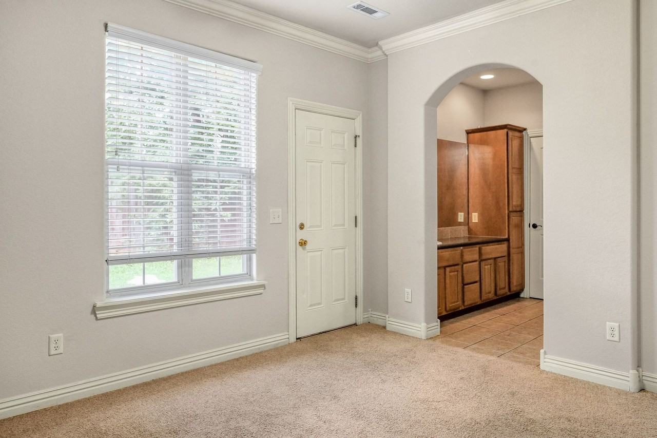 602 Sw Caprington St #2 - Photo 7 of 17