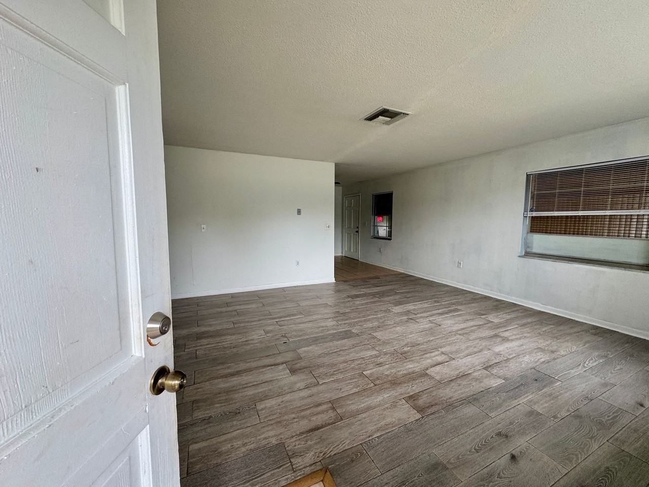 308 N Rockingham Ave - Photo 2 of 14