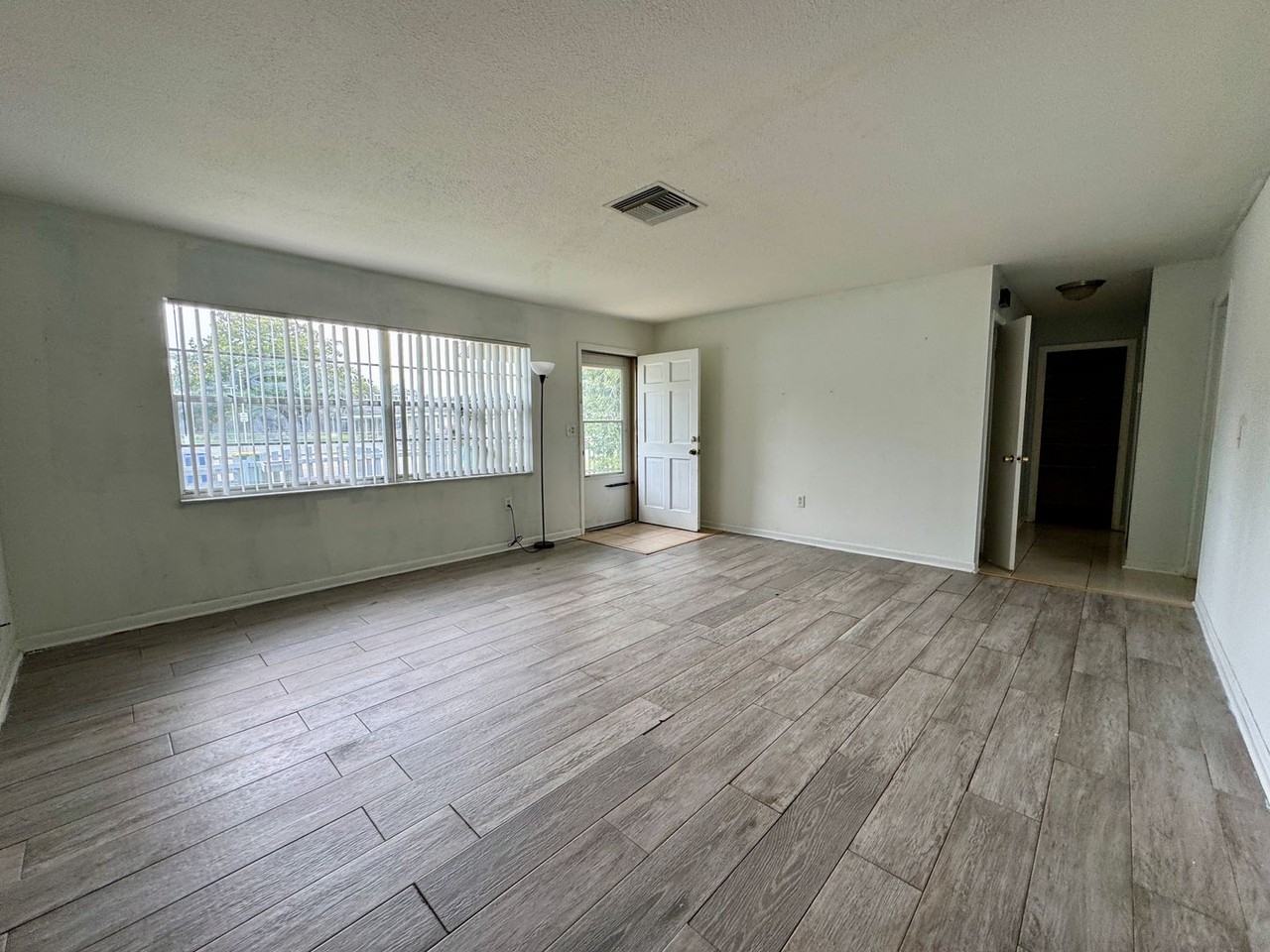 308 N Rockingham Ave - Photo 3 of 14