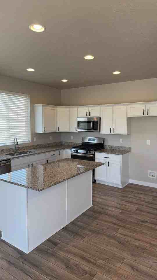 927 N Wahlen Way - Photo 3 of 33