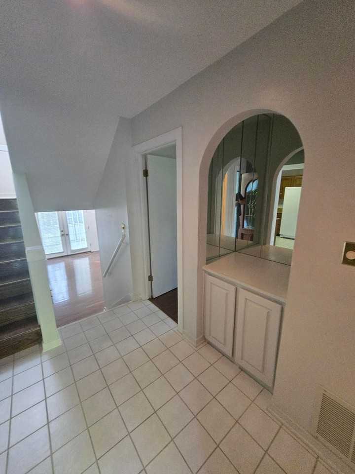 104 Hampton Ct - Photo 6 of 47