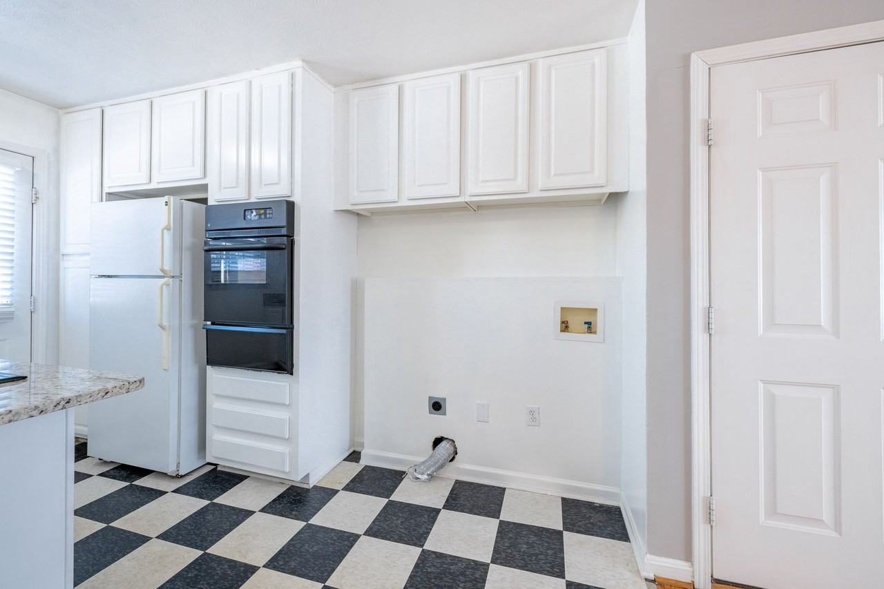 22 22 - 370 Peachtree Hills Avenue NE - Photo 3 of 43