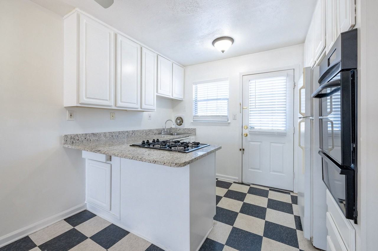 22 22 - 370 Peachtree Hills Avenue NE - Photo 6 of 43