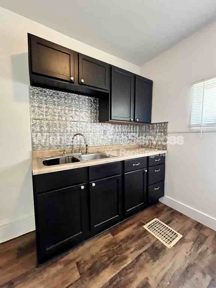 322 S Madison St #2 - Photo 3 of 16