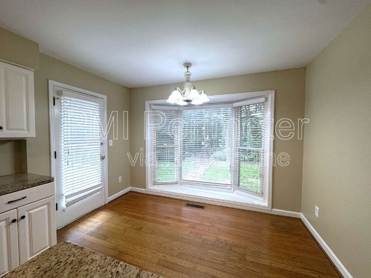 5338 Roberts Dr - Photo 6 of 34