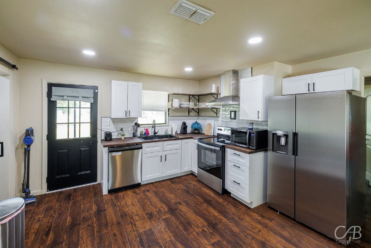 1633 Green St - Photo 2 of 29