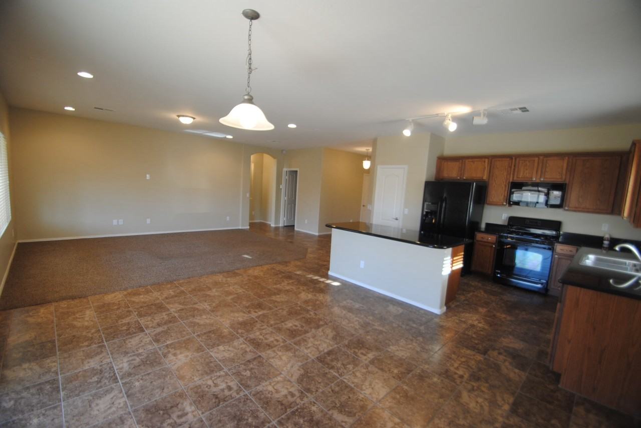16347 W Canterbury Dr - Photo 3 of 9