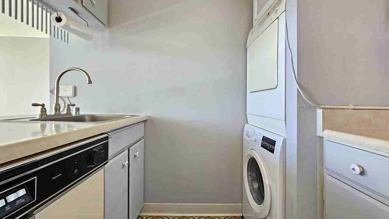 1571 Piikoi St #1405 - Photo 5 of 13