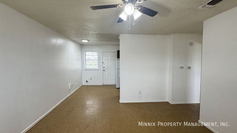 637 S Crosby St - Photo 3 of 14