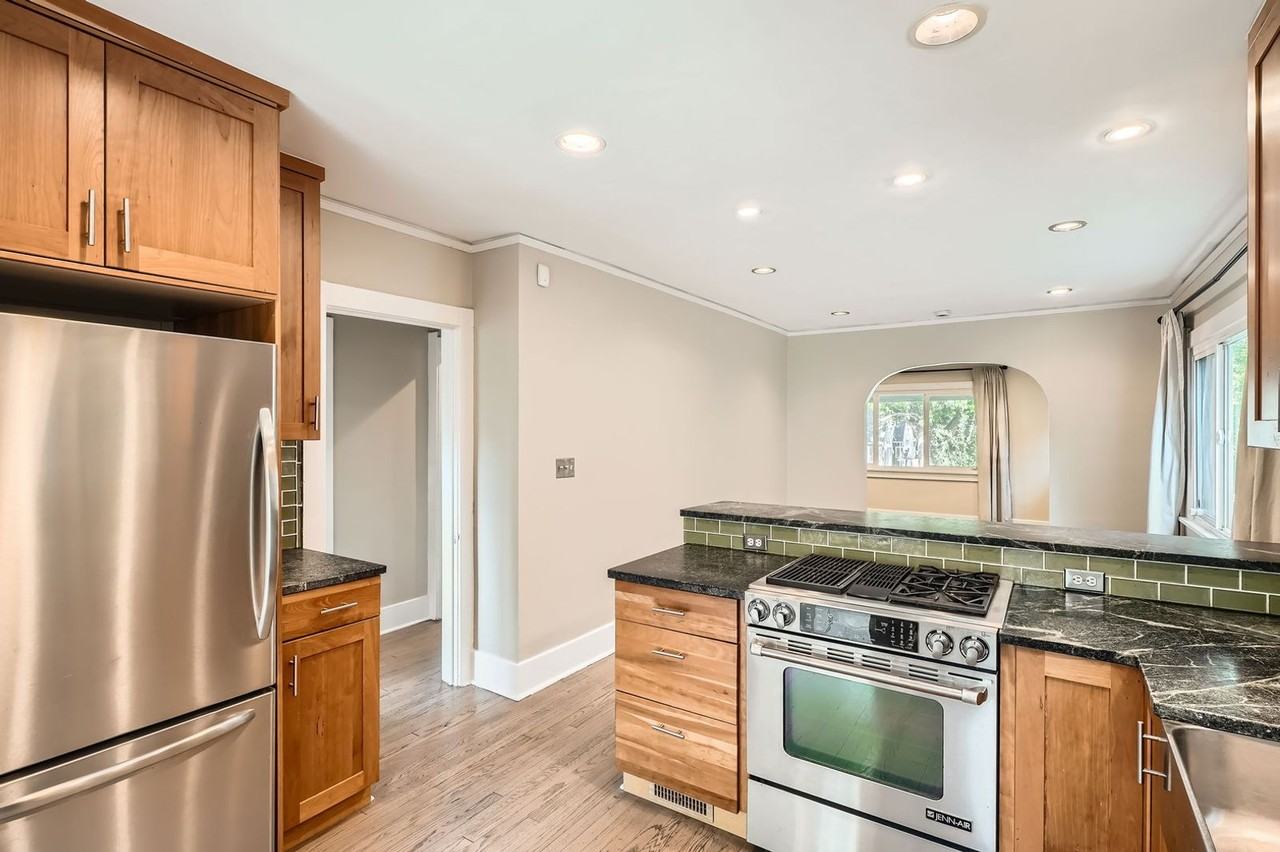 613 Jackson St - Photo 3 of 11
