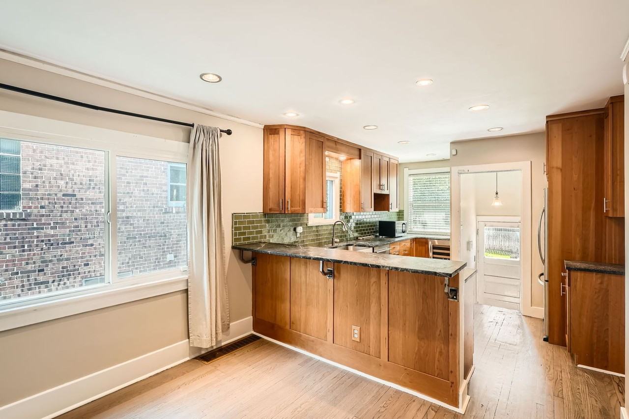 613 Jackson St - Photo 4 of 11