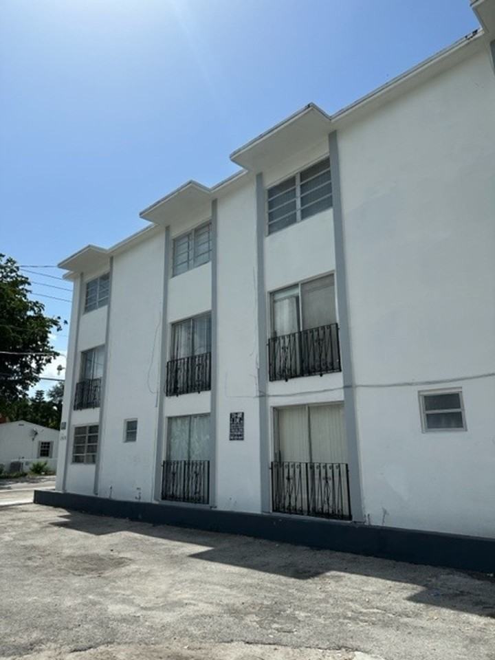 Spacious 2 Bedroom, 1.5 Bath Apartment – - Photo 2 of 4