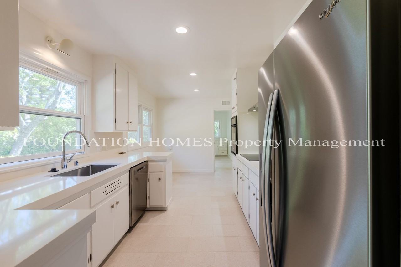 7 Tappan Ct - Photo 3 of 11