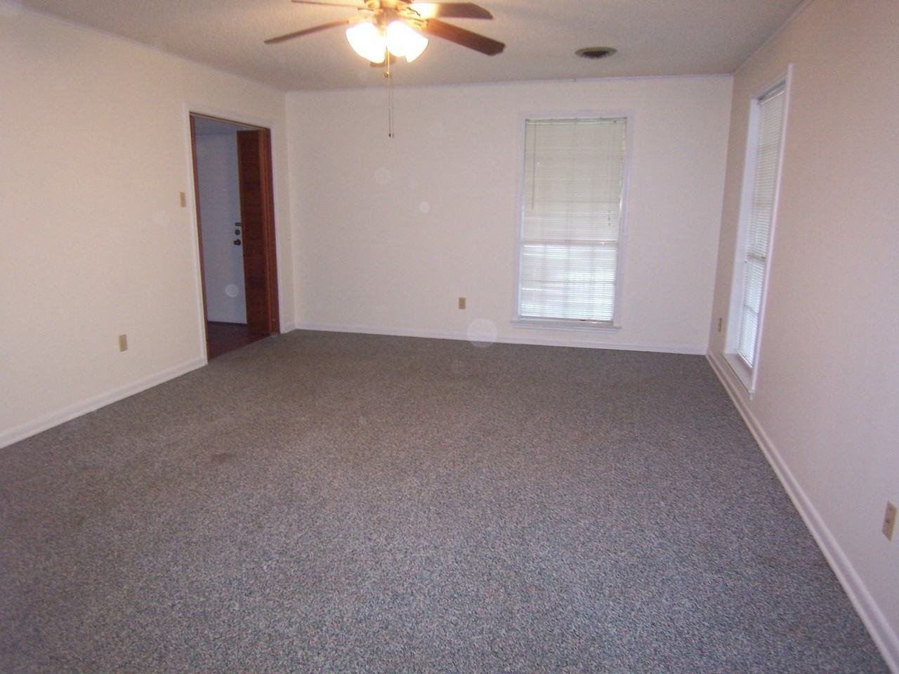 1409 Oaklane Loop - Photo 2 of 9