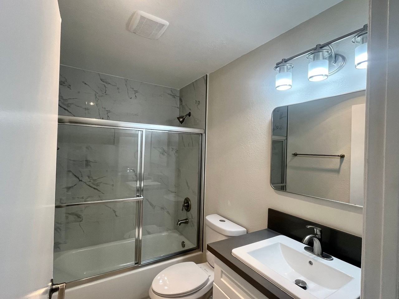 800 Glenoaks Apartments - Photo 6 of 8