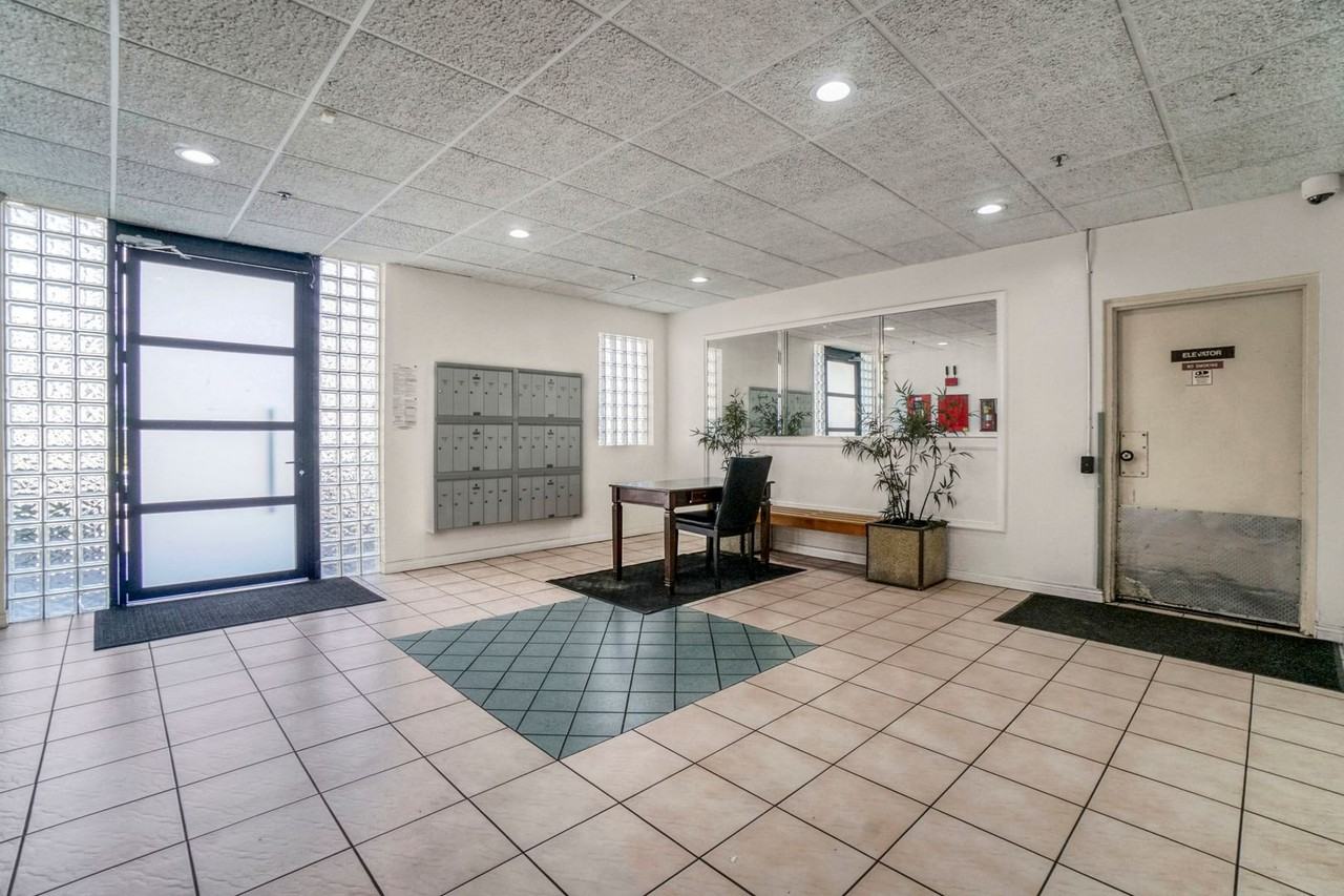 511 Carondelet Apartments - Photo 7 of 21