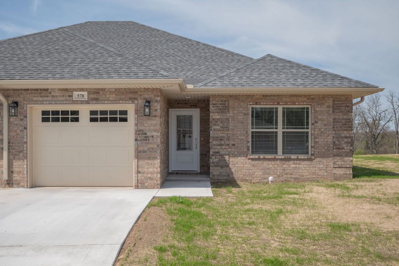 584 Pineview Ln - Photo 2 of 11