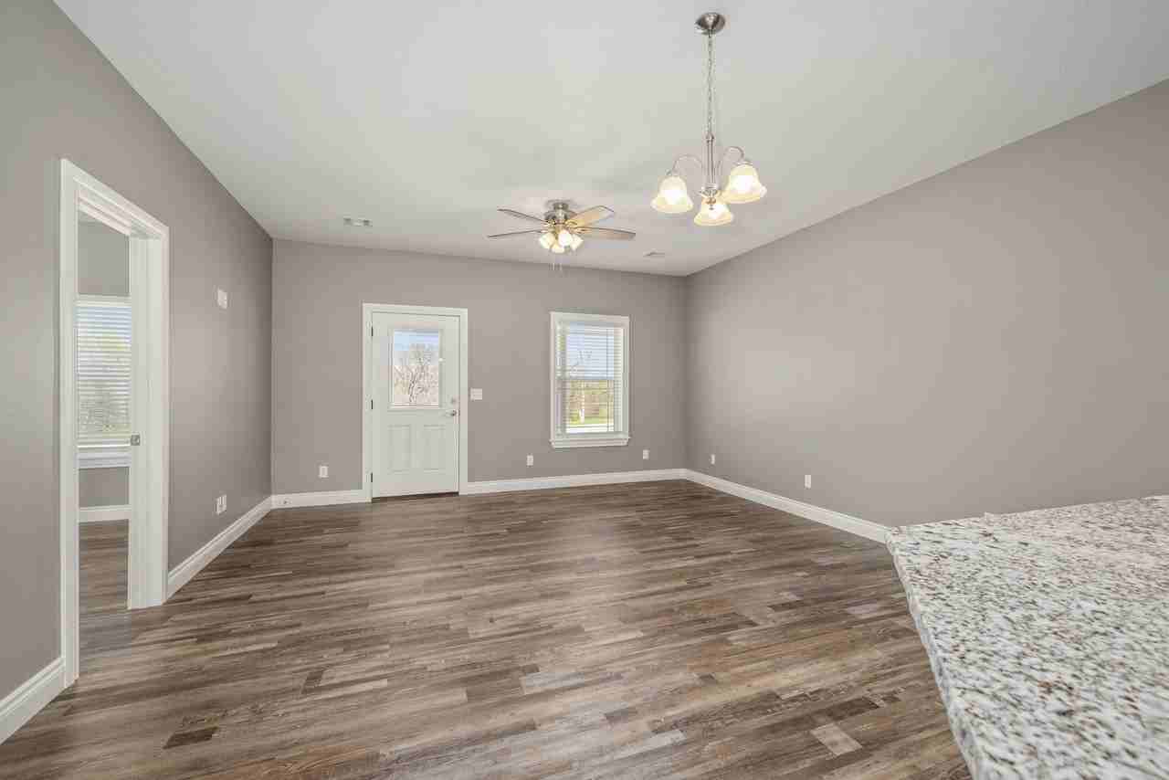 572 Pineview Ln - Photo 3 of 10