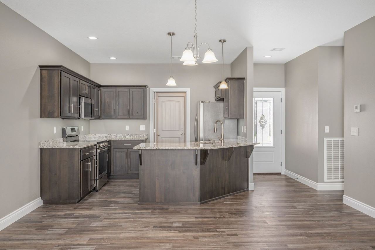 572 Pineview Ln - Photo 4 of 10