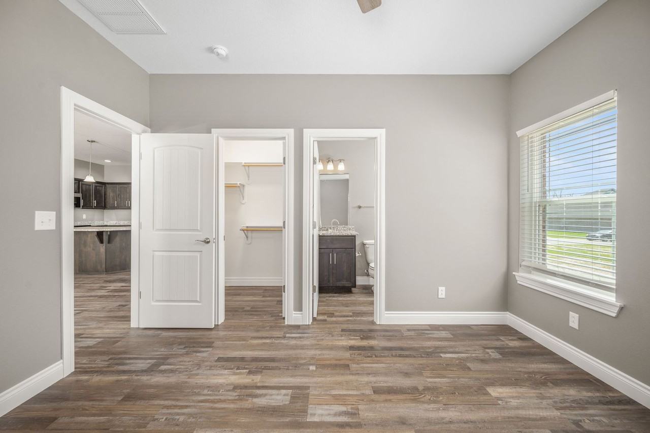 572 Pineview Ln - Photo 5 of 10