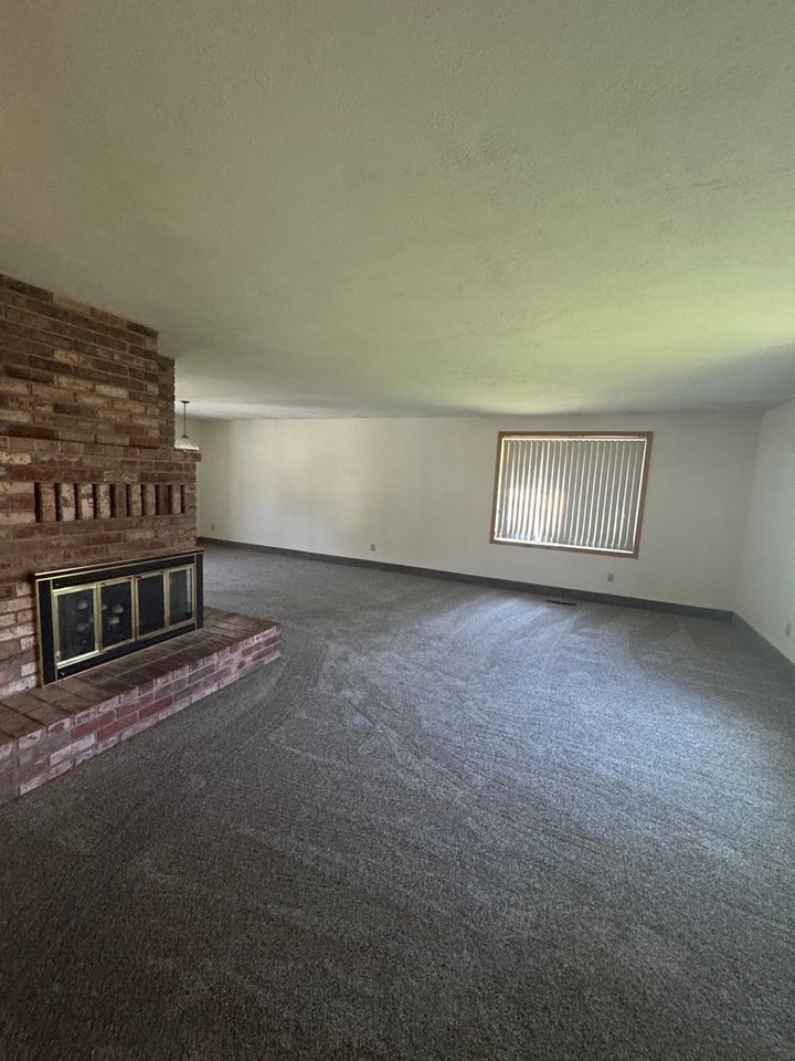 1115 Maple St - Photo 6 of 26