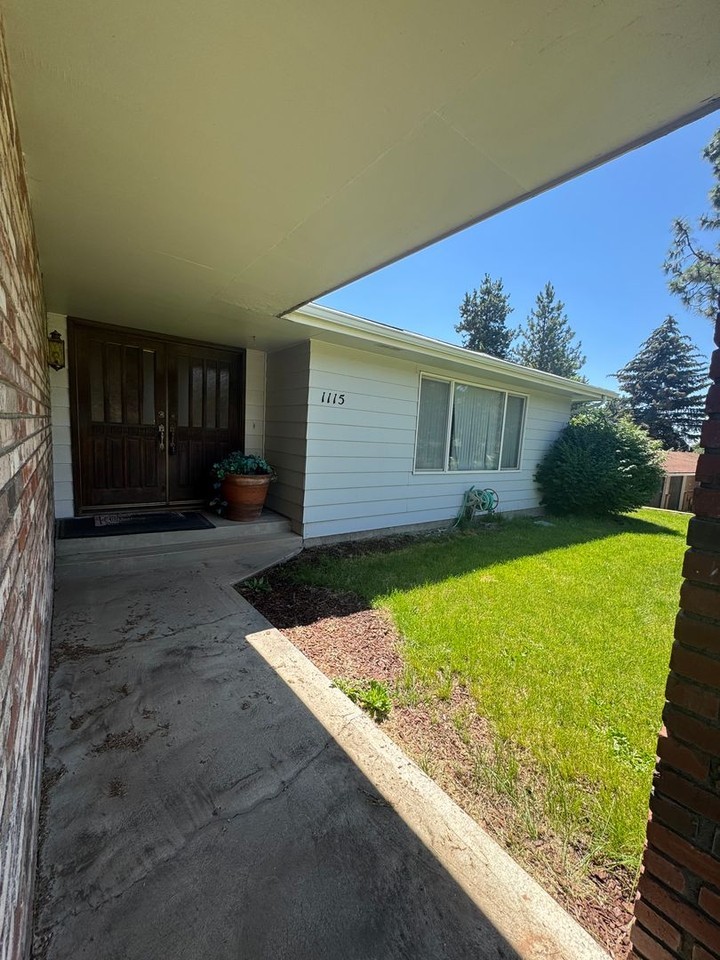 1115 Maple St - Photo 4 of 26
