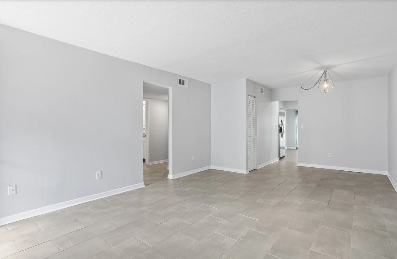 4920 Locust St Ne - Photo 4 of 26