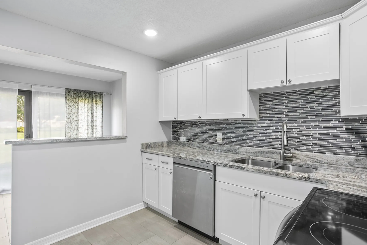 4920 Locust St Ne - Photo 6 of 26