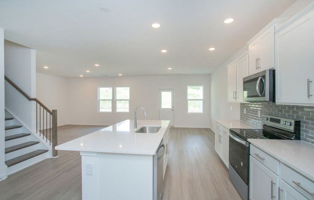 448 Jet Stream Dr - Photo 4 of 40