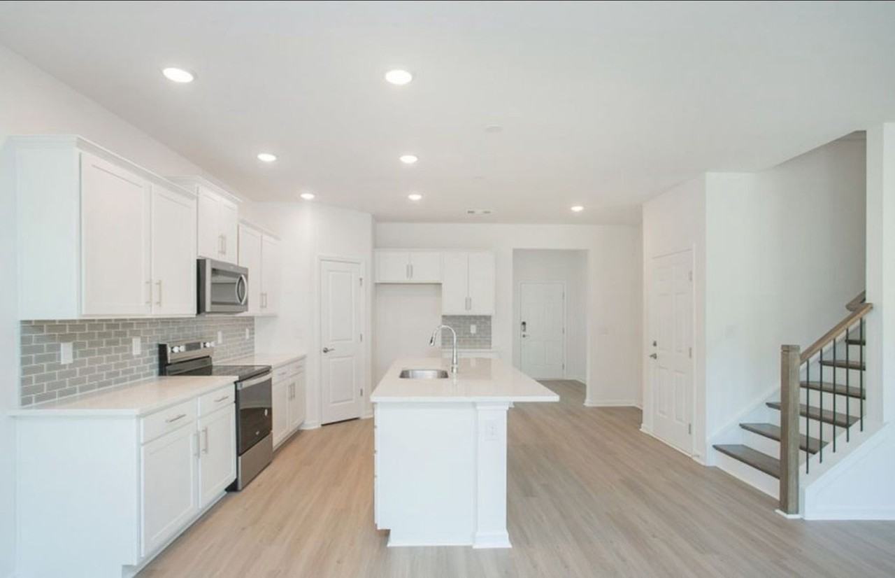 448 Jet Stream Dr - Photo 7 of 40