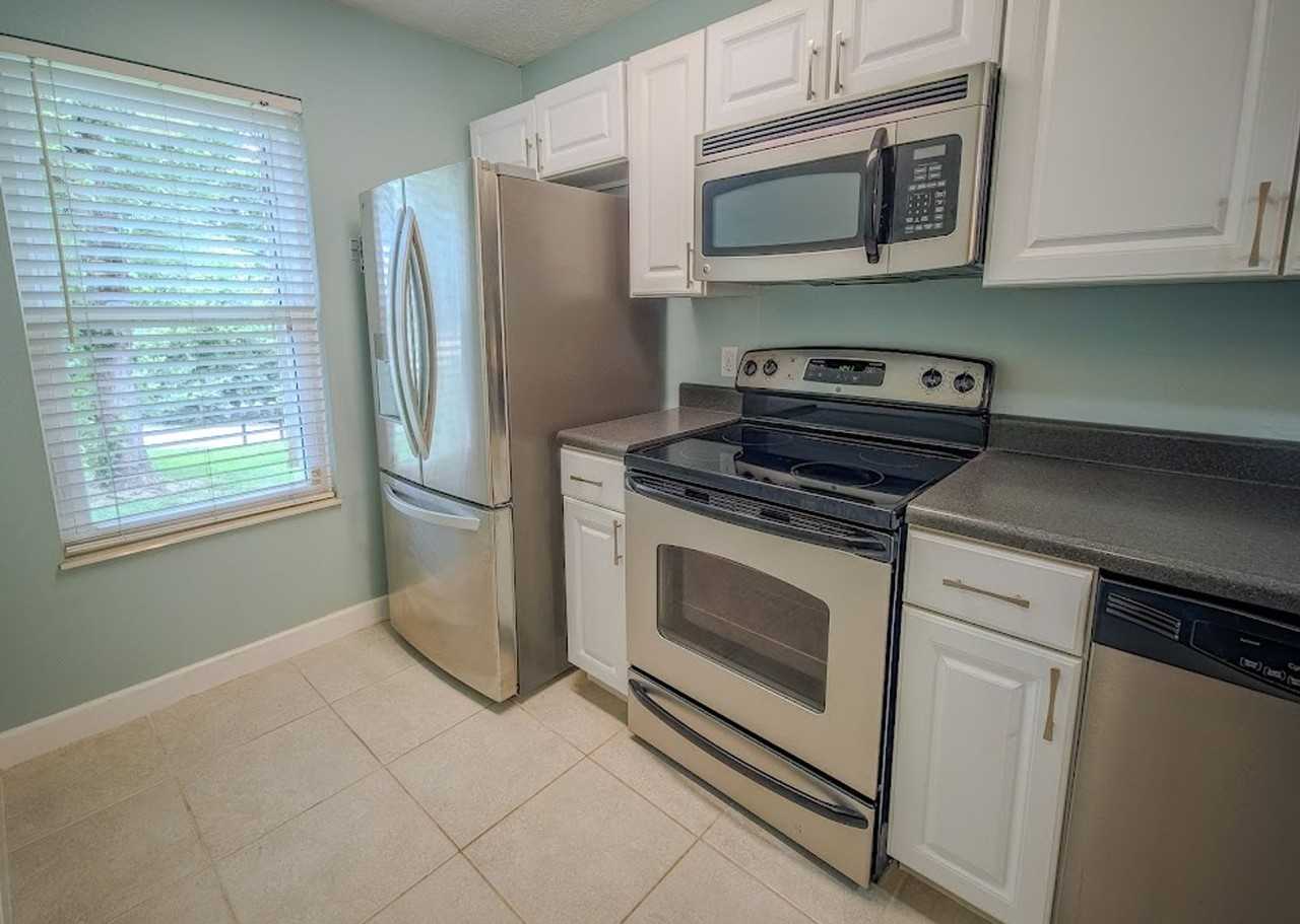 650 Shadywood Ln - Photo 3 of 25