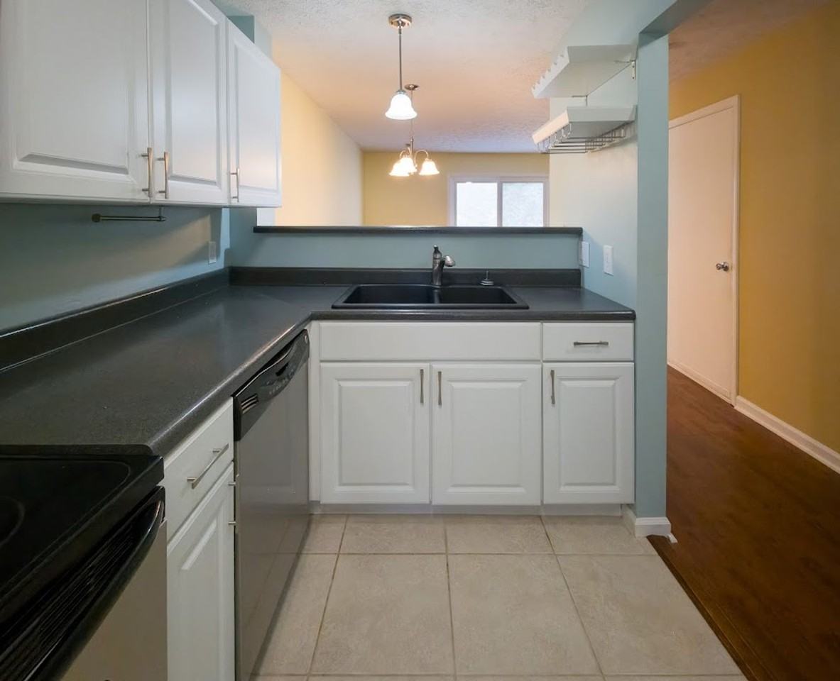 650 Shadywood Ln - Photo 5 of 25