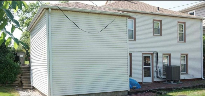 1011 Lincoln St - Photo 2 of 10