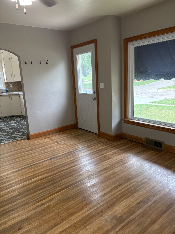 1011 Lincoln St - Photo 3 of 10