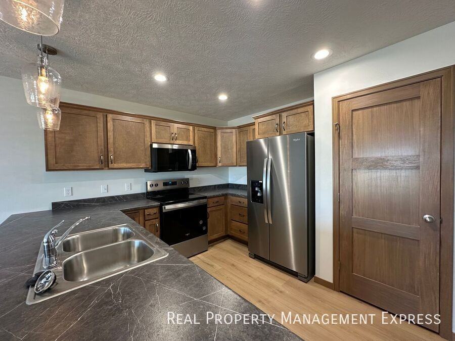 3400 South Heather Avenue - Photo 2 of 24