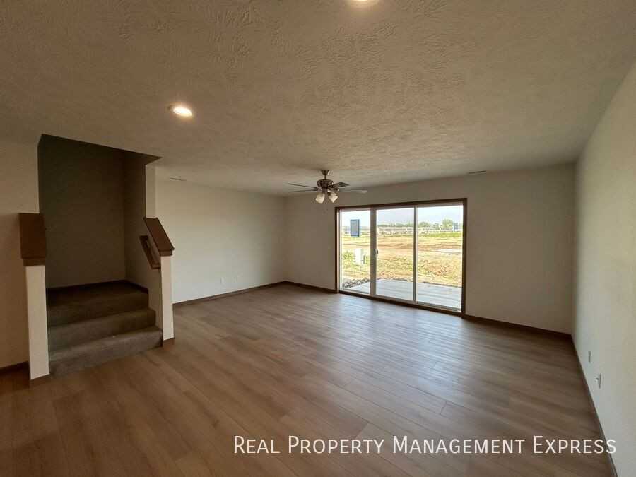 3400 South Heather Avenue - Photo 6 of 24