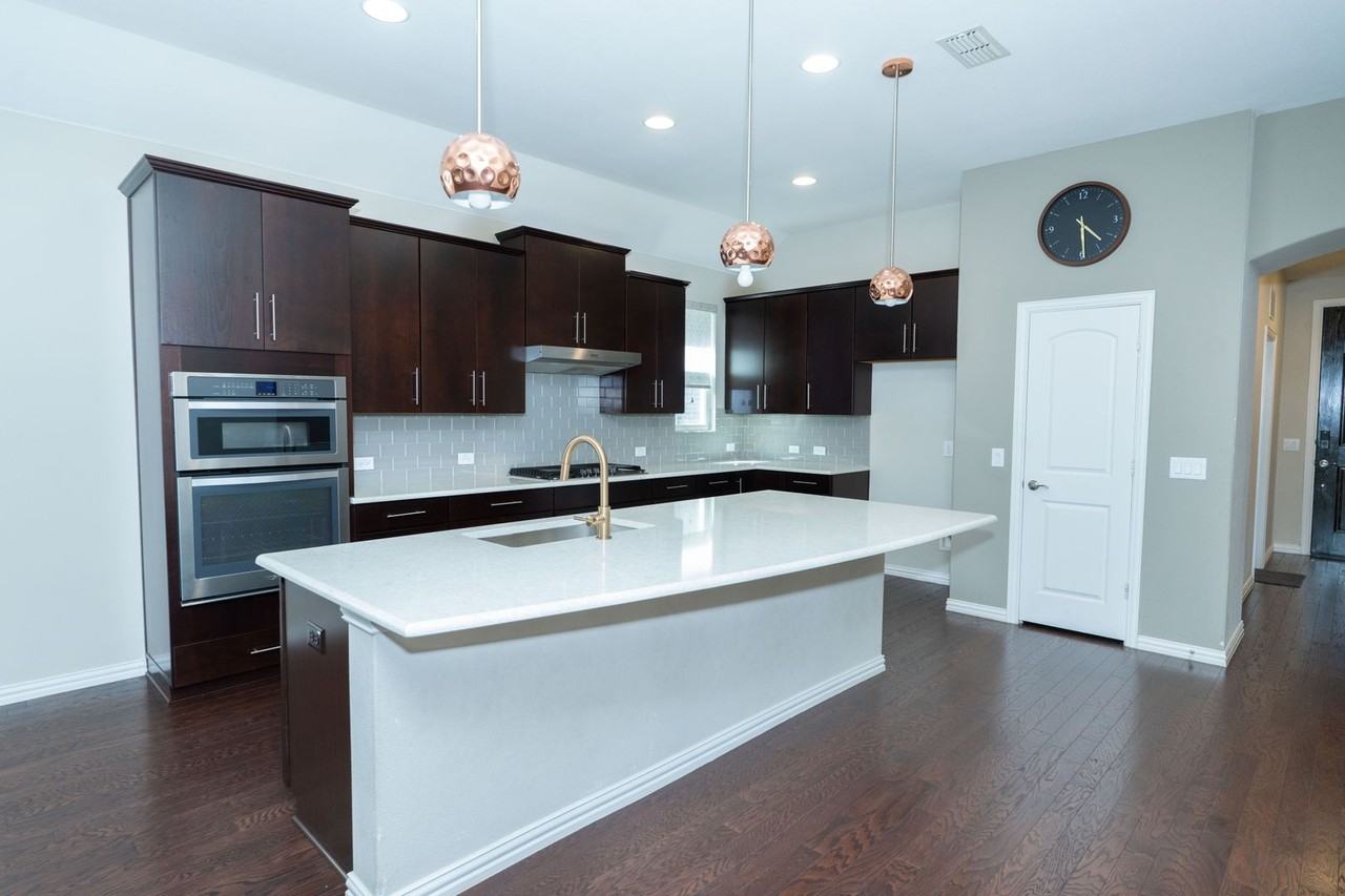 2813 Barnsley Dr - Photo 2 of 37