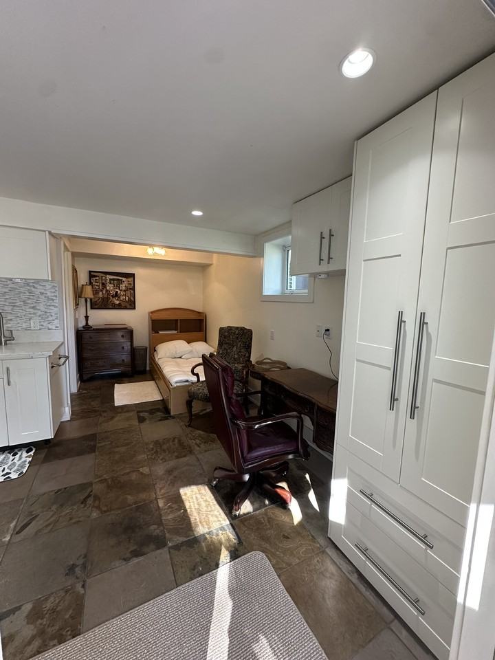 2223 Victoria Cres Nw - Photo 3 of 16