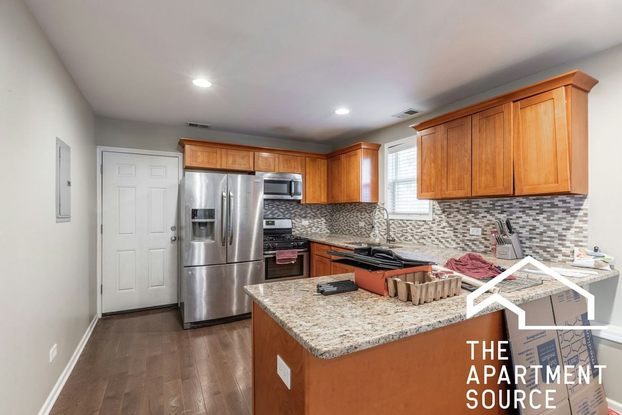 1530 North Greenview Avenue, Unit 2F - Photo 2 of 17