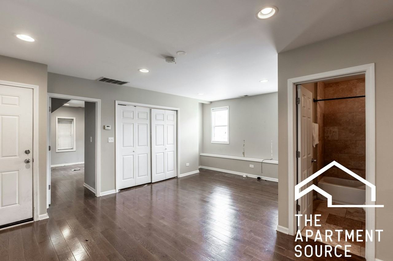 1530 North Greenview Avenue, Unit 2F - Photo 3 of 17