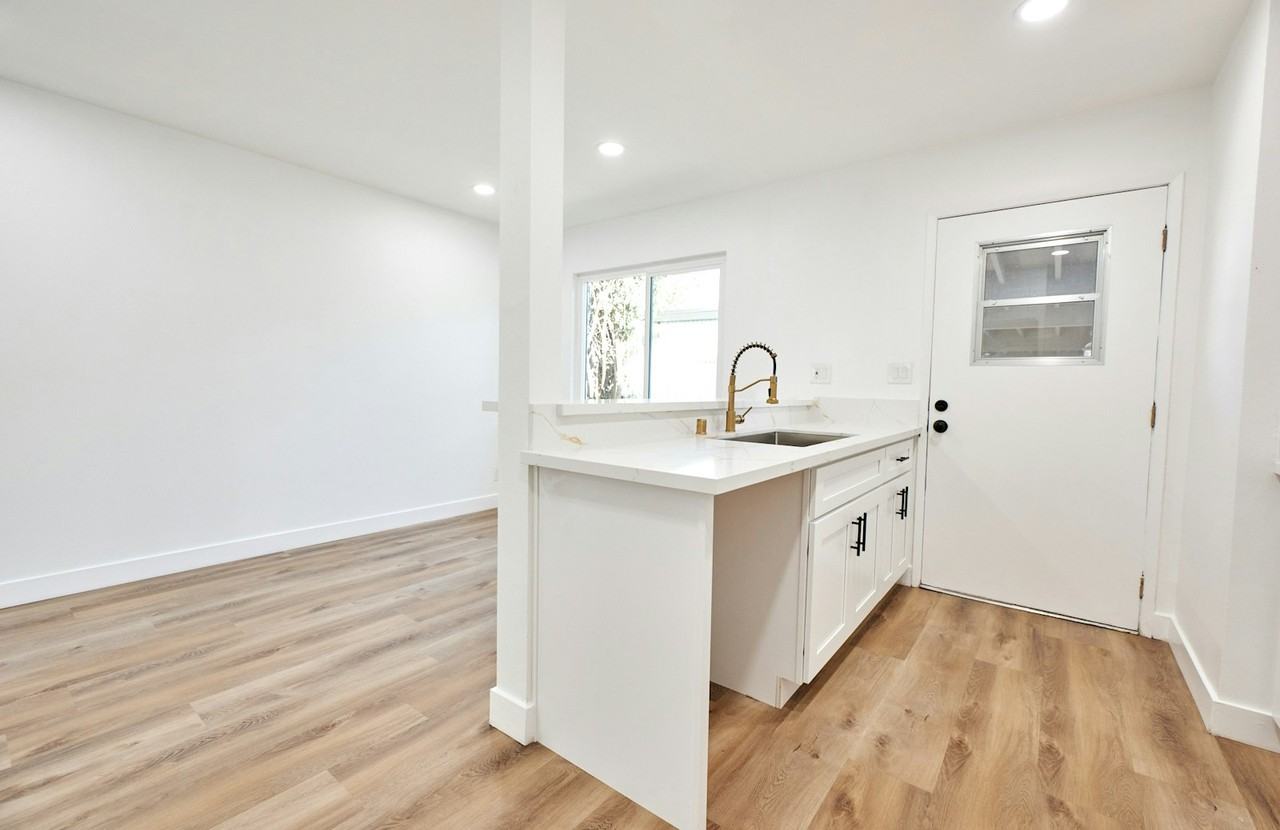 232 West 3rd Street, Unit N/A - Photo 2 of 16