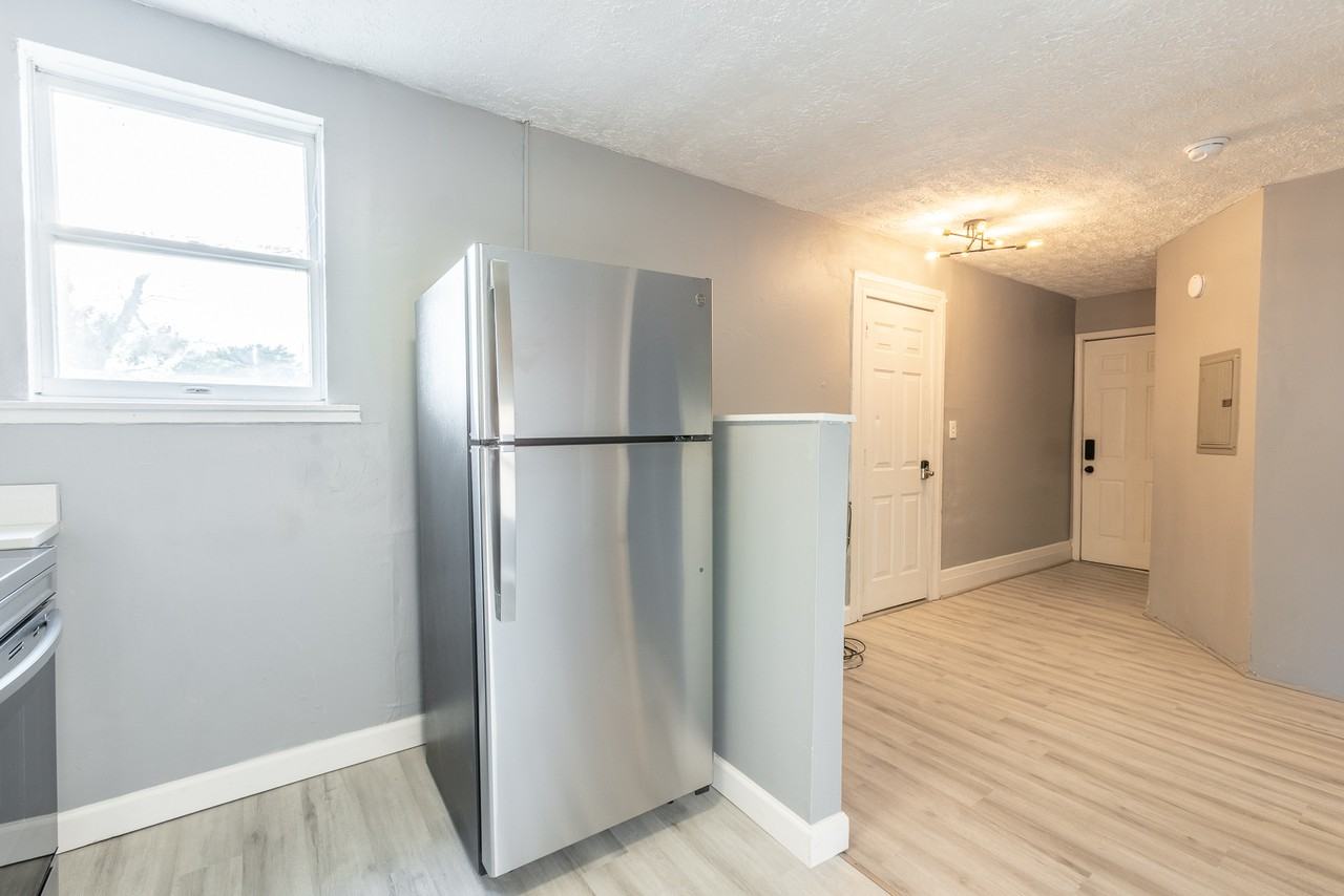 304 South Birmingham Avenue - Photo 3 of 9