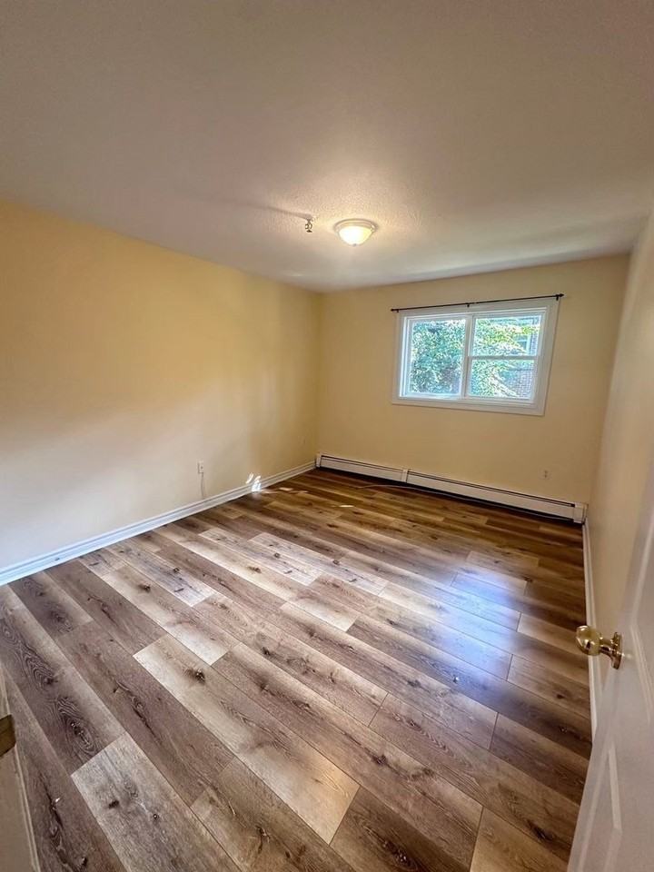995 Mclean St - Photo 6 of 9