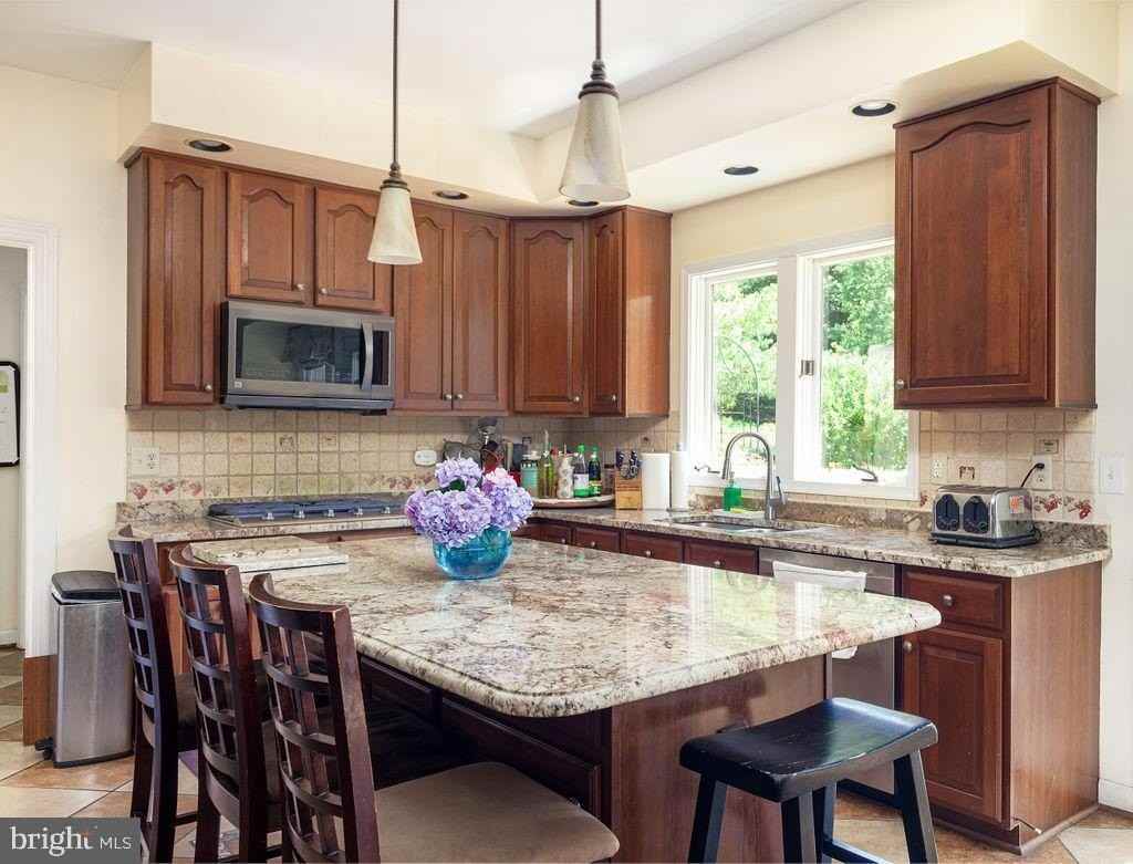 115 Longfellow Drive - Photo 7 of 34