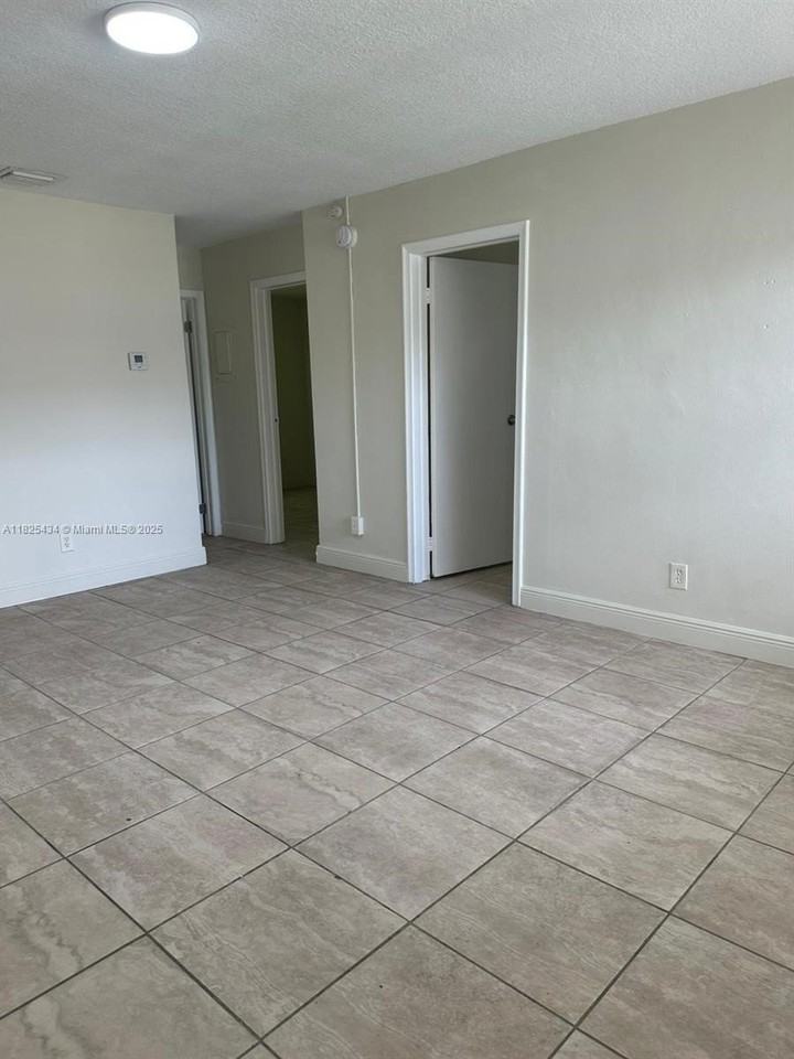 4141 Sw 20th St #3 - Photo 5 of 7